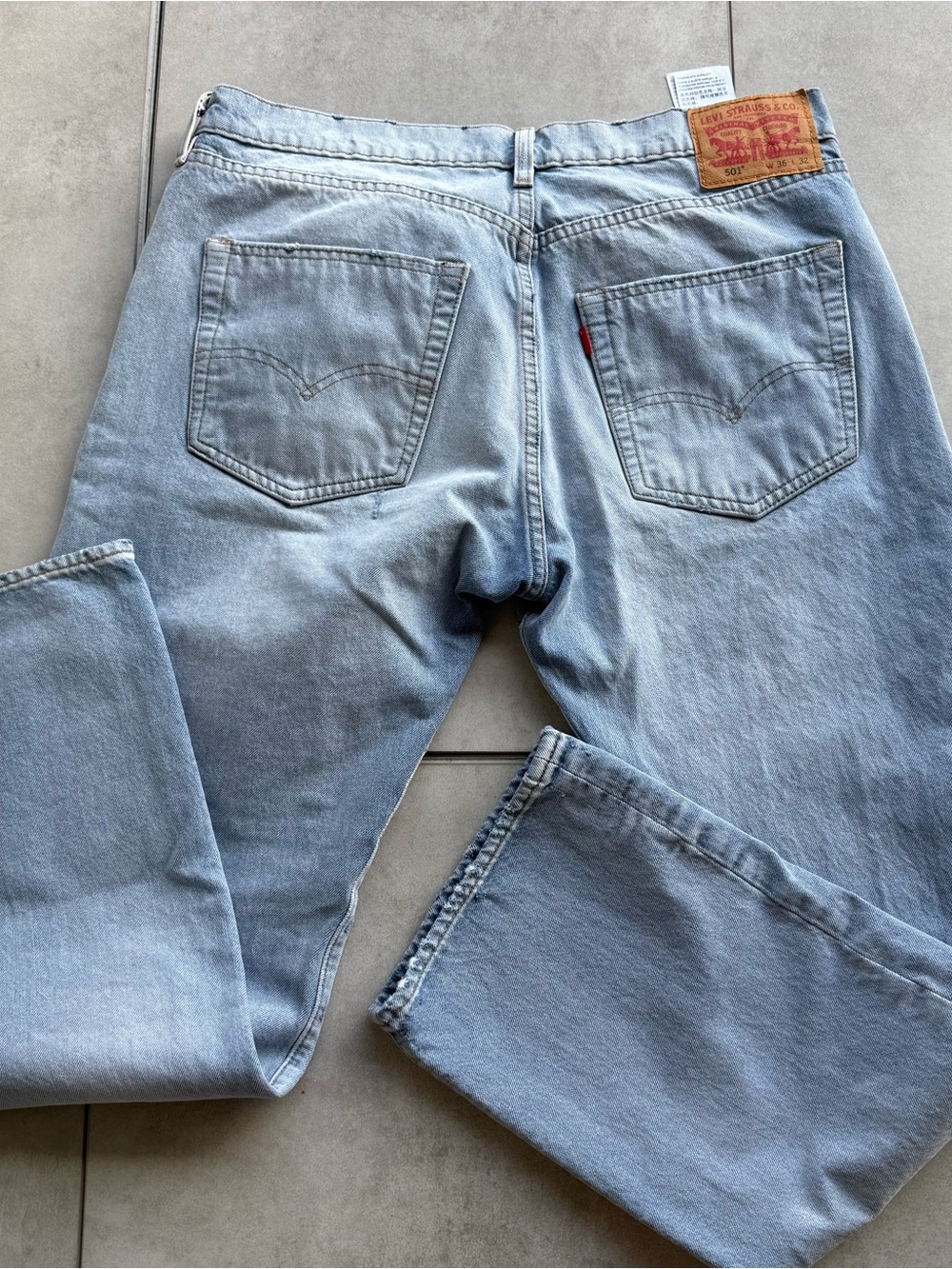 Levi’s 501 Jeans straight legs SZ 36 /32 light Blue Button fly logo Cotton - Picture 2 of 9